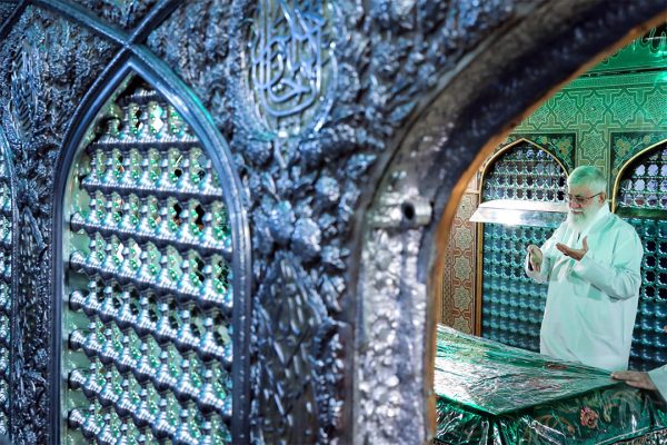 نماز رهبر انقلاب در ضریح امام رضا