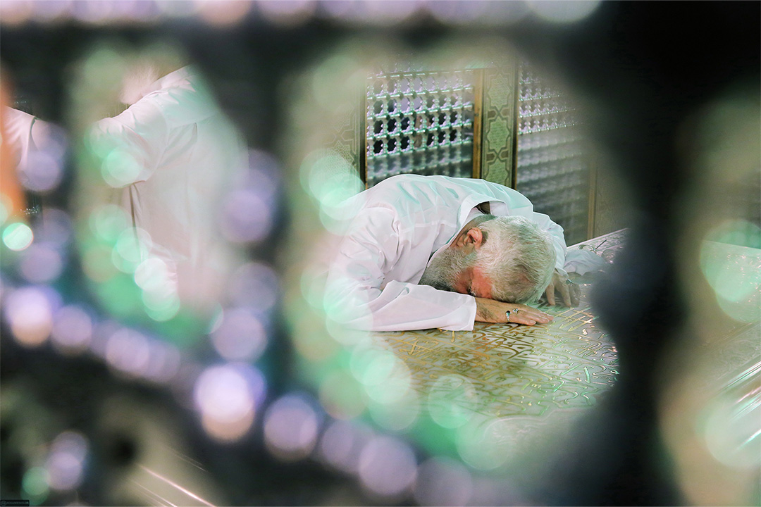 رهبر انقلاب خادم امام رضا