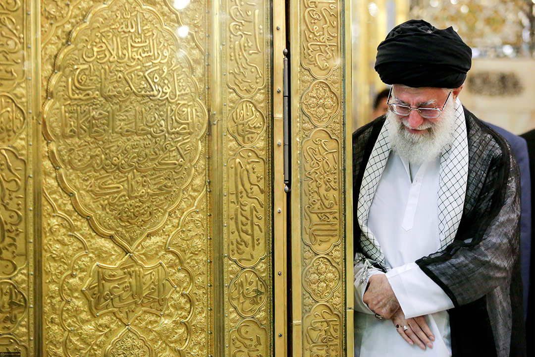 زیارت رفتن آیت الله خامنه ای